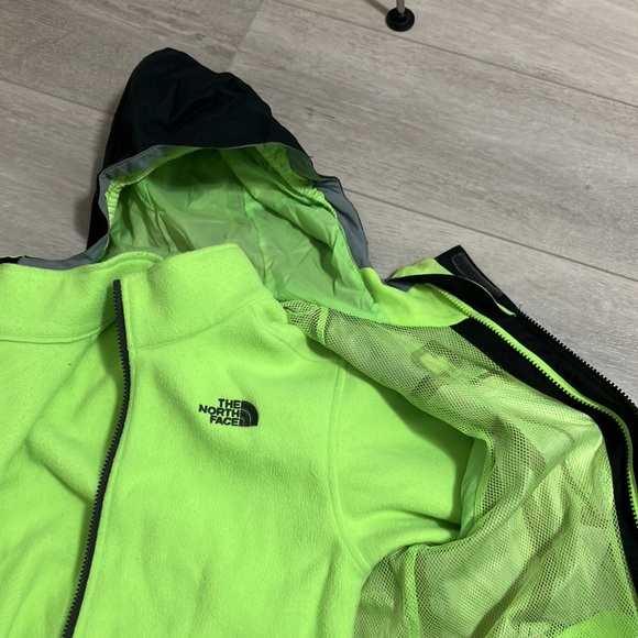 The North Face , boys medium (10/12) hyvent rain jacket with removable fleece - Picture 5 of 7